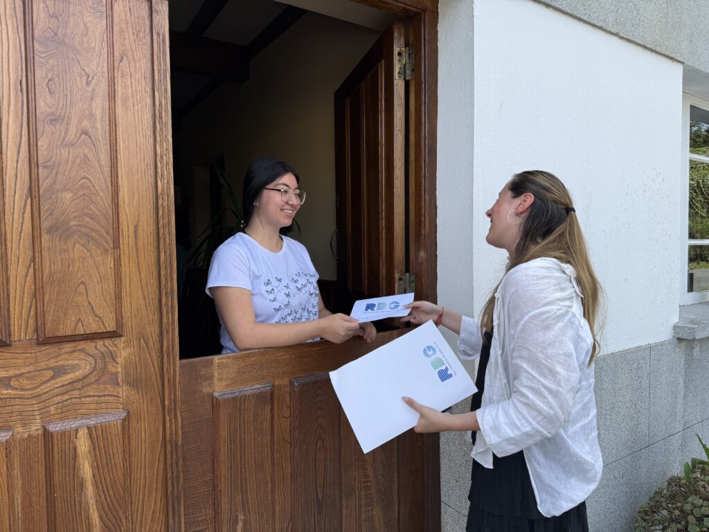 RDG comunica casa a casa e persoalmente as bonificacións aprobadas no recibo da luz para a veciñanza do parque eólico de Mondigo